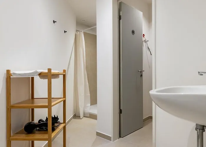 Bright & Spacious Apartman *